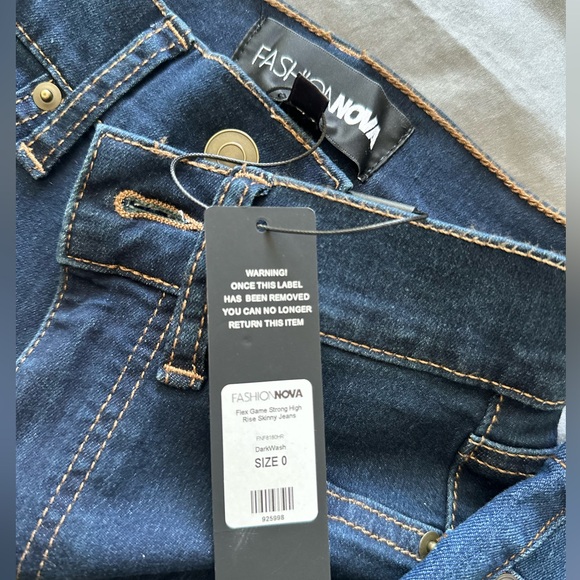 Fashion Nova NWT Skinny Jeans Size 0/1 - Picture 5 of 9